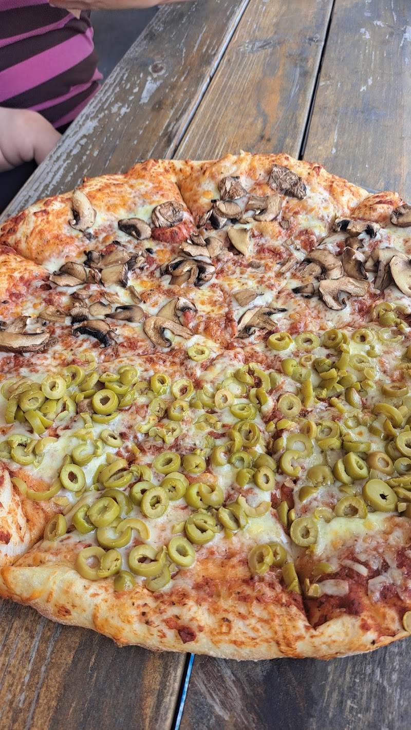 Lake Como Pizza logo
